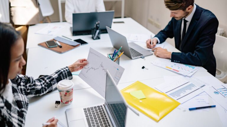 Claude Cowork sur le web et le mobile : impacts pour les PME